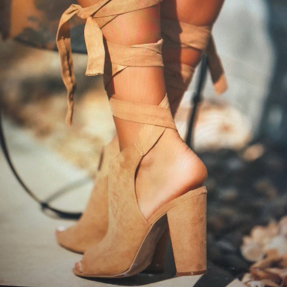 🩷🩷NEW!🩷🩷Tan Faux Suede/Cut Out Wrap Bootie Sandal - Picture 3 of 9